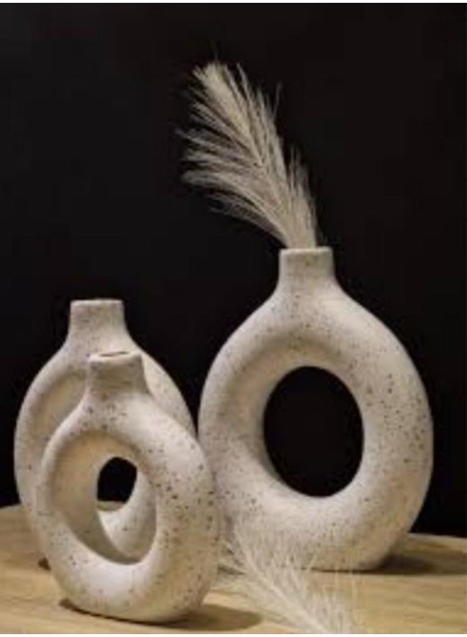 مزهرية دونات منقط سيراميك أبيض فاتح – طقم 3 قطع – ديكور بوهو لطاولة القهوة ورفوف المنزلمزهرية دونات، دونات منقط، مزهرية سيراميك، مزهرية مجوفة، ديكور بوهو، ديكور منزل، طقم مزهريات، مزهرية بيضاء، ديكور طاولة قهوة، ديكور رفوف، مزهرية عصرية، هدايا منزلية، اكسسوارات منزلية، ديكور مودرن، فازات سيراميك - Image 2